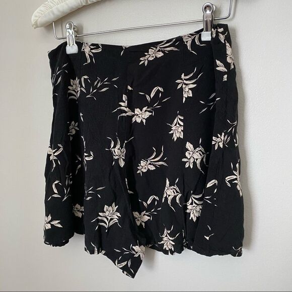 Forever 21 Shorts Flowy Floral Print Black Loose Medium Lightweight Casual - Picture 7 of 8